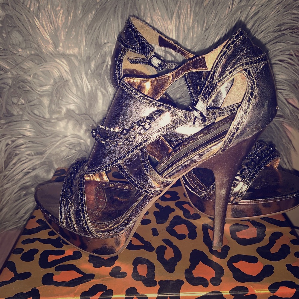 Velvet lounge pumps with rhinestone chains